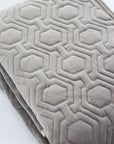Bed runner glossy licht grijs ruit