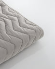Bed runner glossy licht grijs