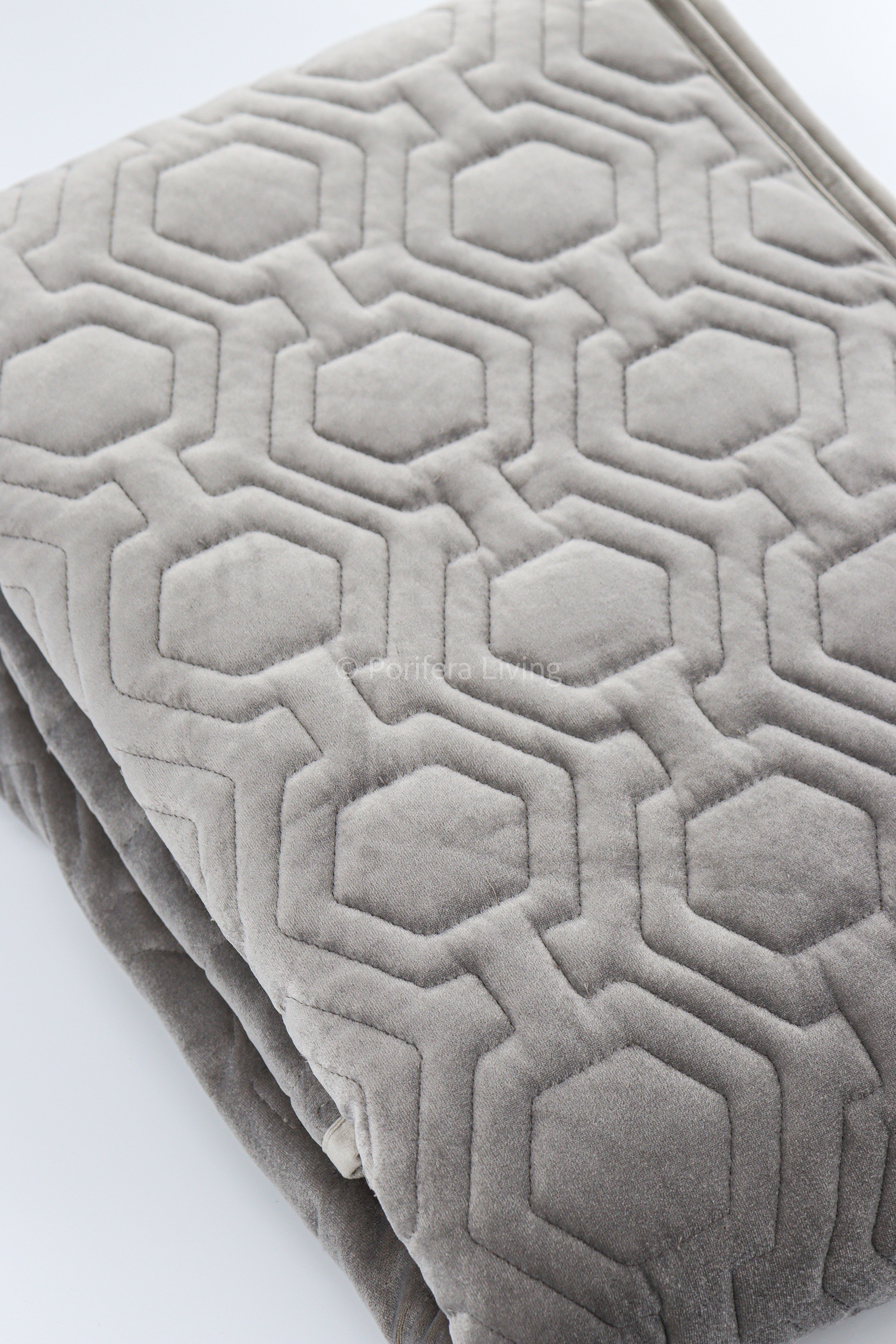 Bed runner glossy licht grijs ruit