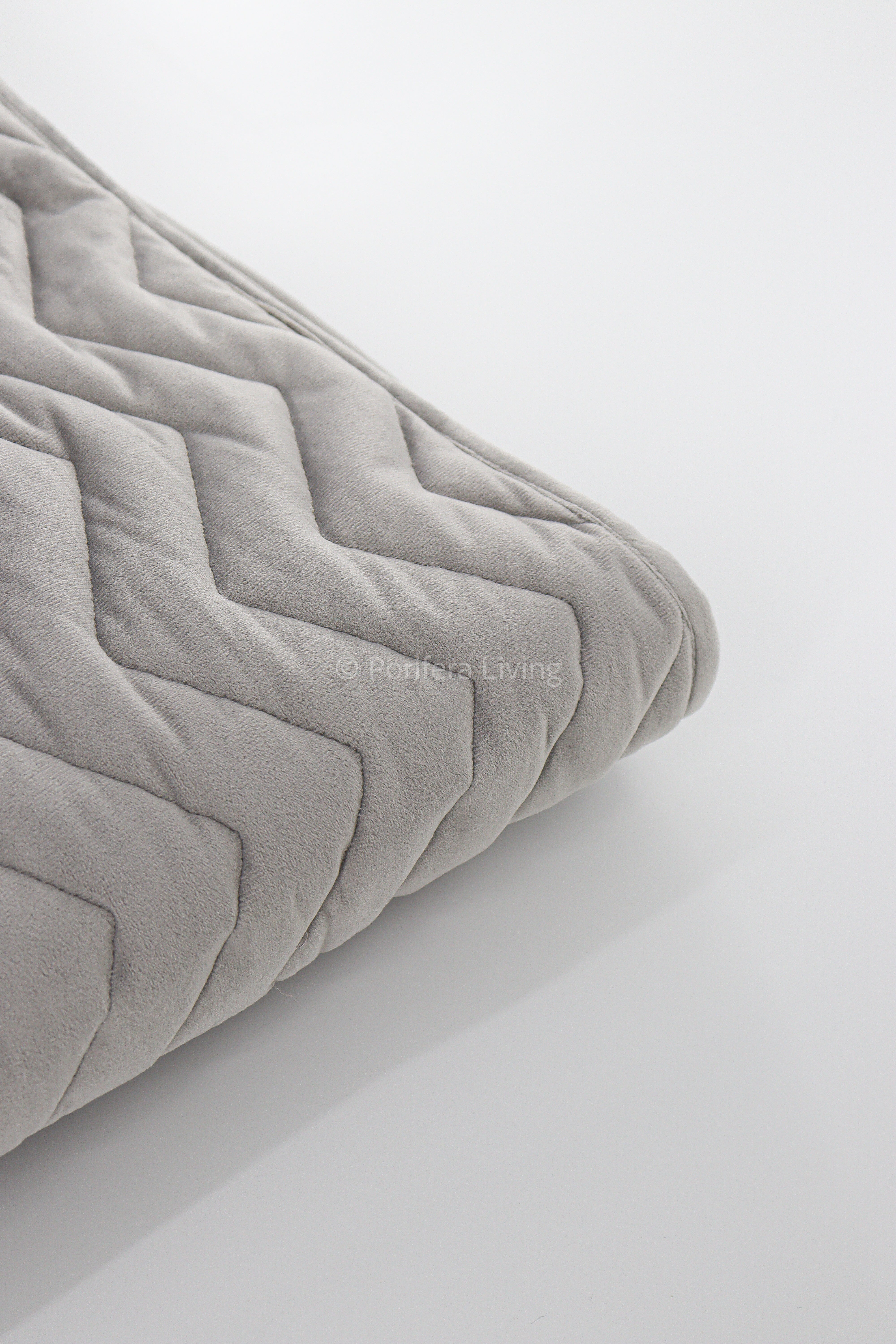 Bed runner glossy licht grijs