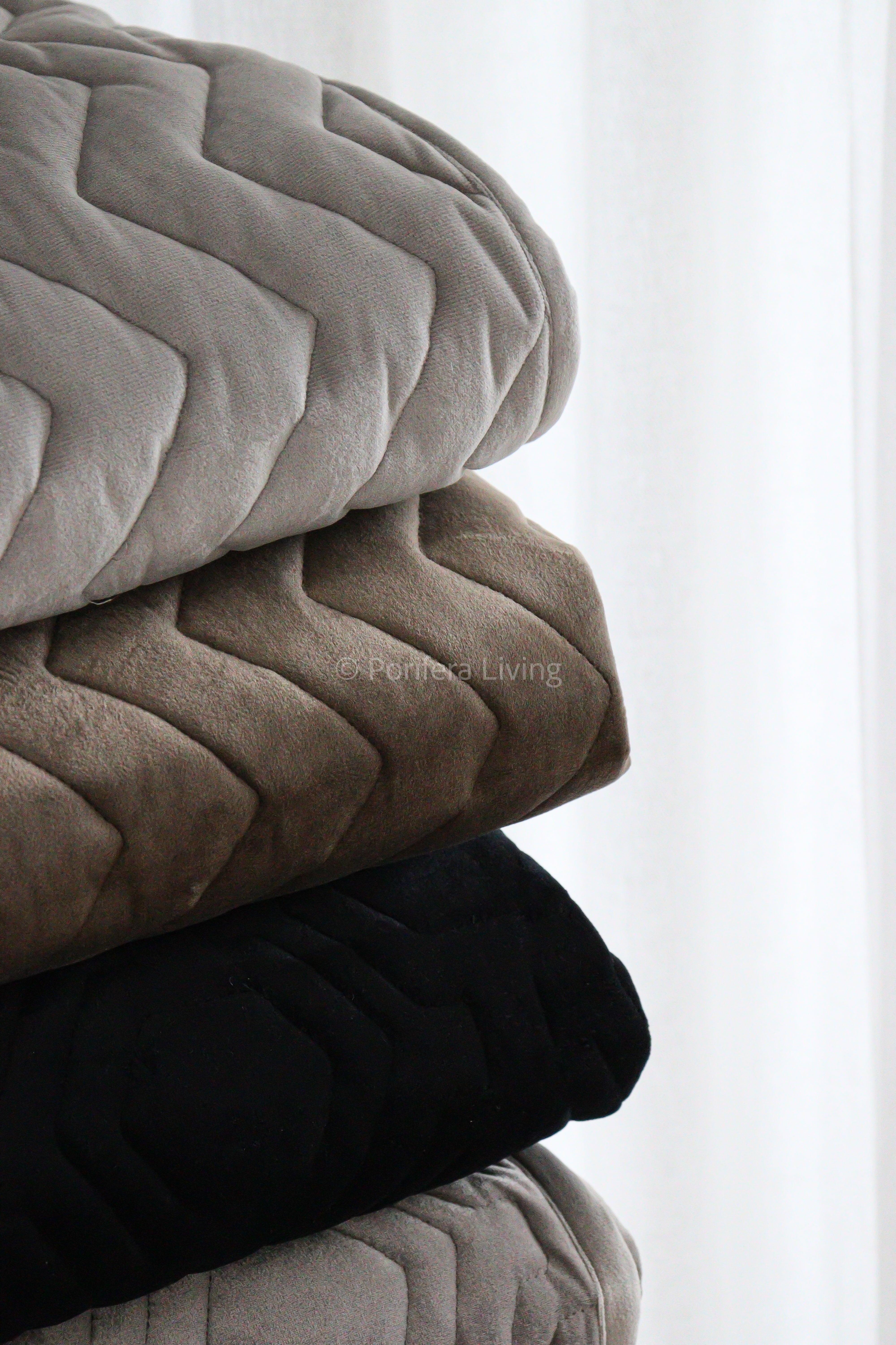 Bed runner glossy licht grijs ruit