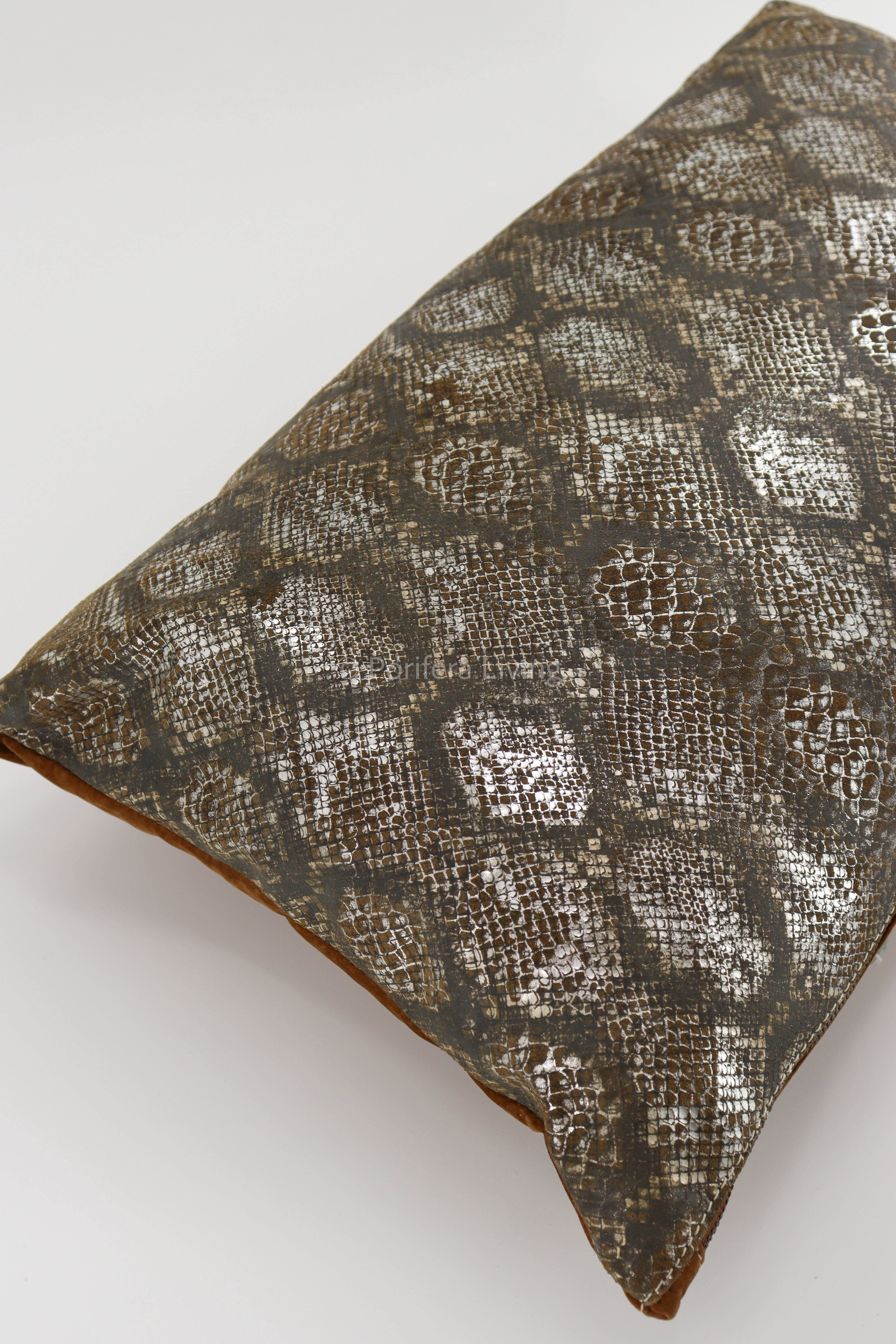 Kussen noor bruin met slangen print