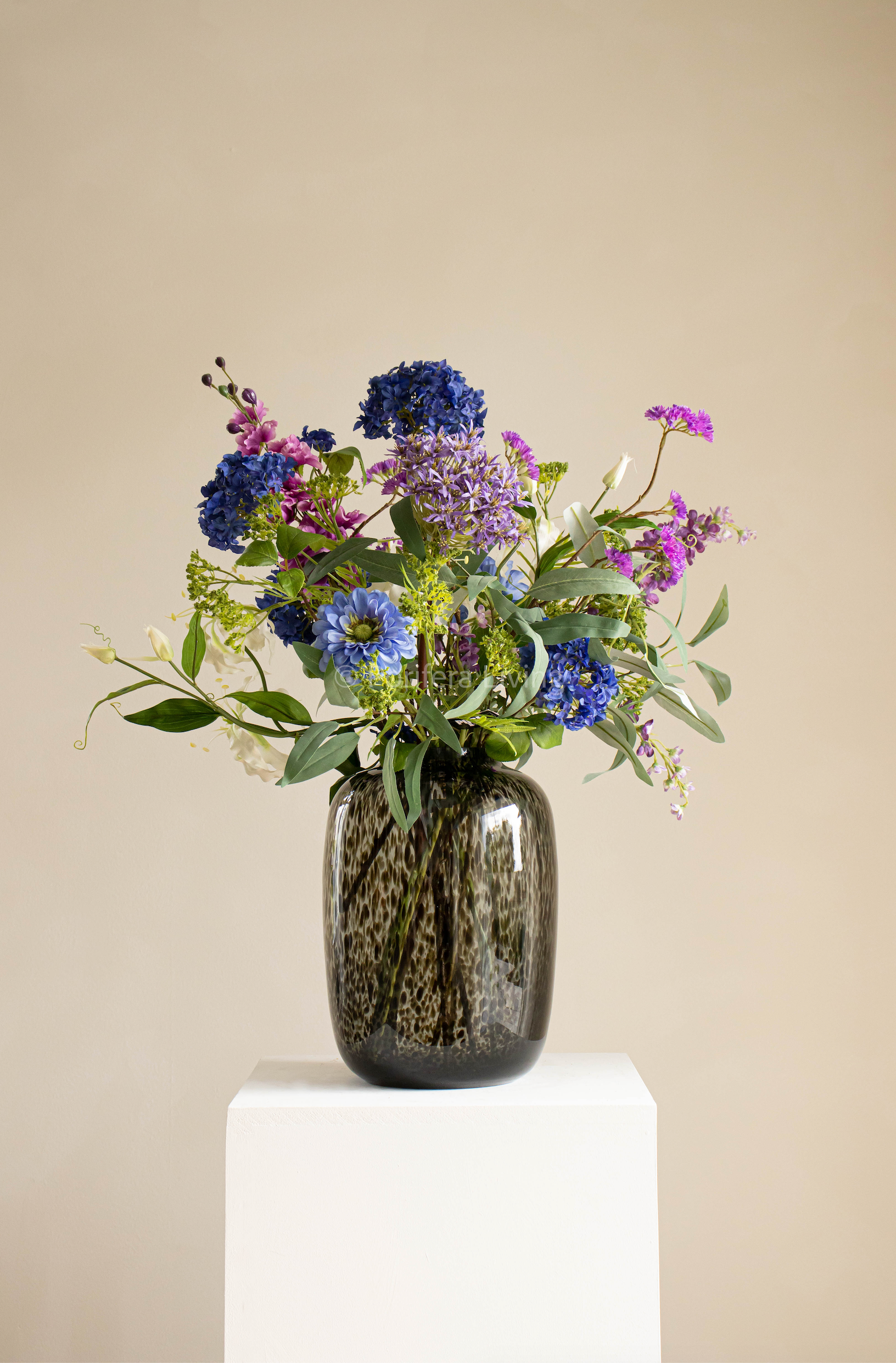 Blauw bont boeket incl. vaas