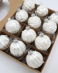 Box handgemaakte glazen kerstballen wit