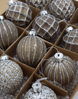 Box handgemaakte glazen kerstballen zilver/taupe