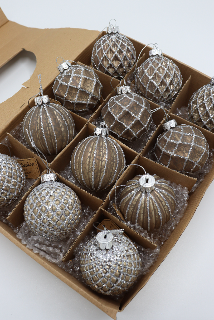 Box handgemaakte glazen kerstballen zilver/taupe