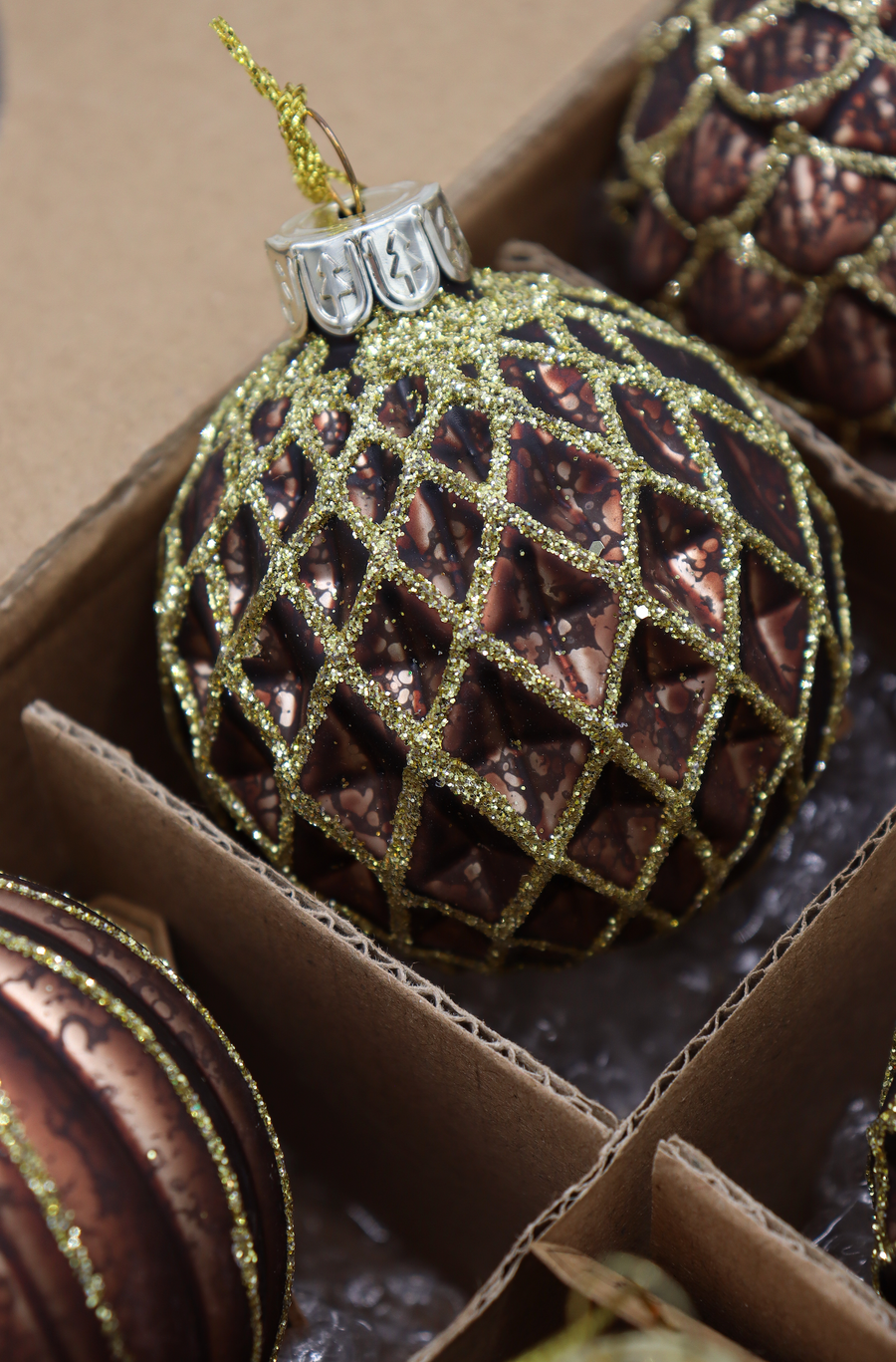 Box handgemaakte glazen kerstballen bruin/goud