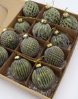 Box handgemaakte glazen kerstballen groen/goud